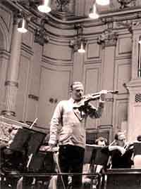Alois Springer (links halb verdeckt) mit Menuhin im Züricher Kammerorchester